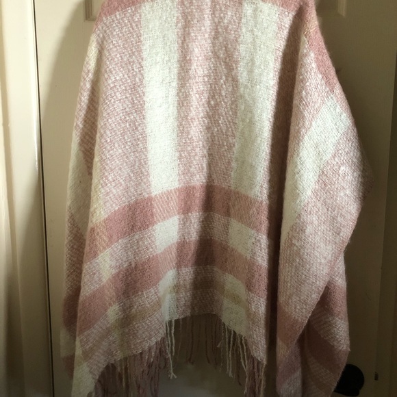 Lauren Conrad blanket shawl - Picture 5 of 6